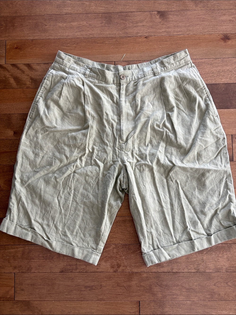 Men's Classic Linen-Blend Shorts in Light Olive/ Beige